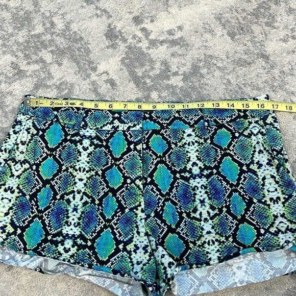 BCBGMaxAzria Phillipa Snake Skin Print Shorts Mini Daisy Duke Sz L - Picture 6 of 12